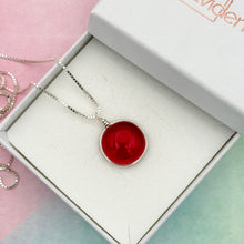 Charger l'image dans la galerie, Collier Pendentif en verre transparent couleur grenat - technique Murano