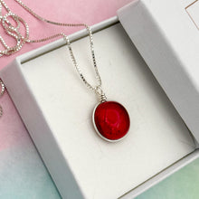 Charger l'image dans la galerie, Collier Pendentif en verre transparent couleur grenat - technique Murano