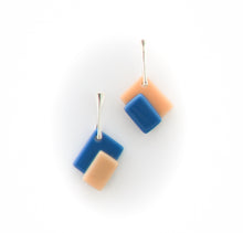 Charger l'image dans la galerie, BO-BAU-1-Boucle-oreille-bauhaus-argent-925-verre-fusion-thermoformage-artisanale-bijoux-evidence-beige-bleu