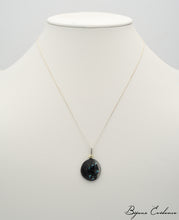 Charger l'image dans la galerie, Bijoux-evidence-verre-technique-murano-florence-buhler-atelier-art-france-artisan-createur-cosmos-pendentif-collier