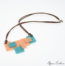 Charger l'image dans la galerie, Bijoux-verre-technique-artisan-art-createur-france-bijoux-evidence-florence-buhler-Bauhaus-pendentif