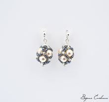 Charger l'image dans la galerie, Bijoux-artisan-createur-atelier-art-france-histoire-bijoux-evidence-florence-buhler-Renaissance-Moyen-Age-Boucle-Oreille-perle-nacre-argent