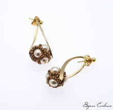 Charger l'image dans la galerie, Bijoux-artisan-createur-atelier-art-france-histoire-bijoux-evidence-florence-buhler-Renaissance-Moyen-Age-Boucle-Oreille-perle-nacre-or