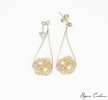 Charger l'image dans la galerie, Bijoux-artisan-createur-atelier-art-france-histoire-bijoux-evidence-florence-buhler-Renaissance-Moyen-Age-Boucle-Oreille-perle-nacre