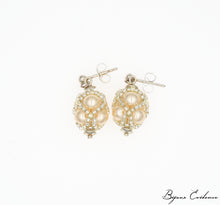 Charger l'image dans la galerie, Bijoux-artisan-art-createur-france-bijoux-evidence-florence-buhler-Renaissance-Moyen-Age-Boucle-Oreille-perle-nacre