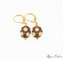 Charger l'image dans la galerie, Bijoux-artisan-createur-atelier-art-france-histoire-bijoux-evidence-florence-buhler-Renaissance-Moyen-Age-Boucle-Oreille-perle-nacre-or