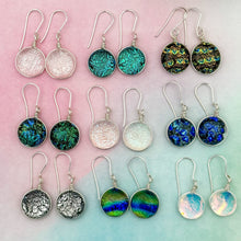 Charger l&#39;image dans la galerie, Lot1 de 9  Boucles d&#39;oreilles en verre dichroique
