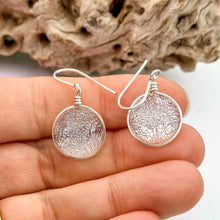 Charger l&#39;image dans la galerie, Boucles d&#39;oreilles transparente argenté en verre dichroique - technique Murano
