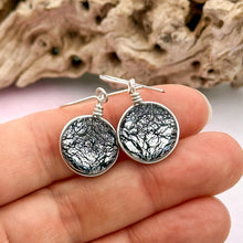 Charger l&#39;image dans la galerie, Boucles d&#39;oreilles noir et argent- technique verre de Murano
