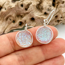 Charger l&#39;image dans la galerie, Lot1 de 9  Boucles d&#39;oreilles en verre dichroique
