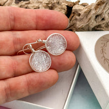 Charger l&#39;image dans la galerie, Boucles d&#39;oreilles transparente argenté en verre dichroique - technique Murano
