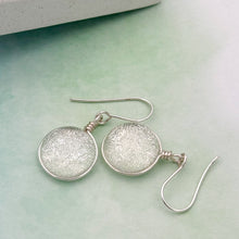 Charger l&#39;image dans la galerie, Boucles d&#39;oreilles transparente argenté en verre dichroique - technique Murano
