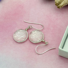 Charger l&#39;image dans la galerie, Boucles d&#39;oreilles transparente argenté en verre dichroique - technique Murano
