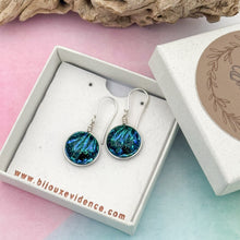 Charger l&#39;image dans la galerie, Boucles d&#39;oreilles verre dichroïque noir bleu et vert - technique Murano
