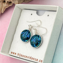 Charger l&#39;image dans la galerie, Boucles d&#39;oreilles verre dichroïque noir bleu et vert - technique Murano
