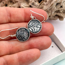 Charger l&#39;image dans la galerie, Boucles d&#39;oreilles noir et argent- technique verre de Murano
