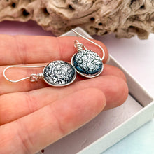 Charger l&#39;image dans la galerie, Boucles d&#39;oreilles noir et argent- technique verre de Murano
