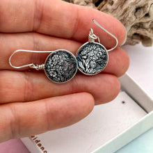 Charger l&#39;image dans la galerie, Boucles d&#39;oreilles noir et argent- technique verre de Murano
