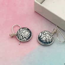 Charger l&#39;image dans la galerie, Boucles d&#39;oreilles noir et argent- technique verre de Murano
