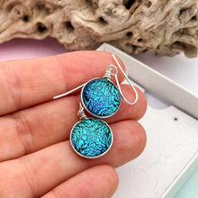Charger l&#39;image dans la galerie, Boucles d&#39;oreilles verre dichroique bleu vert changeant - verre de Murano
