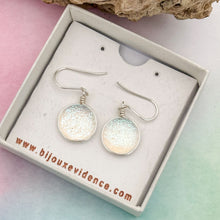 Charger l&#39;image dans la galerie, Boucles d&#39;oreilles verre dichroïque transparent paillette bleuté - verre de Murano
