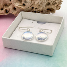 Charger l&#39;image dans la galerie, Boucles d&#39;oreilles verre dichroïque transparent paillette bleuté - verre de Murano
