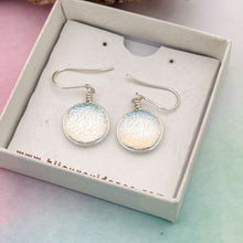 Charger l&#39;image dans la galerie, Boucles d&#39;oreilles verre dichroïque transparent paillette bleuté - verre de Murano
