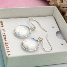 Charger l&#39;image dans la galerie, Boucles d&#39;oreilles verre dichroïque transparent paillette bleuté - verre de Murano

