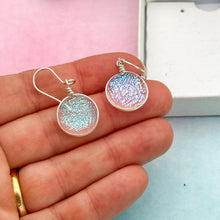 Charger l&#39;image dans la galerie, Boucles d&#39;oreilles verre dichroïque transparent paillette bleuté - verre de Murano
