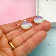 Charger l&#39;image dans la galerie, Boucles d&#39;oreilles verre dichroïque transparent paillette bleuté - verre de Murano
