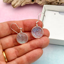 Charger l&#39;image dans la galerie, Boucles d&#39;oreilles verre dichroïque transparent paillette bleuté - verre de Murano
