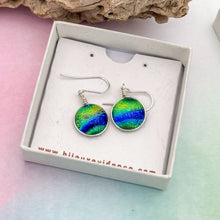 Charger l&#39;image dans la galerie, Boucles d&#39;oreilles en verre de Murano zébré bleu vert or
