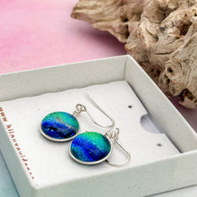 Charger l&#39;image dans la galerie, Boucles d&#39;oreilles en verre de Murano zébré bleu vert or
