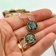 Charger l&#39;image dans la galerie, Boucles d&#39;oreilles en verre de Murano martelé couleurs chaudes
