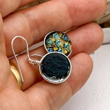 Charger l&#39;image dans la galerie, Boucles d&#39;oreilles en verre de Murano martelé couleurs chaudes
