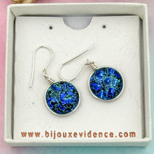 Charger l&#39;image dans la galerie, Boucles d&#39;oreilles pendante en verre dichroïque bleu
