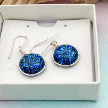 Charger l&#39;image dans la galerie, Boucles d&#39;oreilles pendante en verre dichroïque bleu

