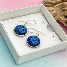 Charger l&#39;image dans la galerie, Boucles d&#39;oreilles pendante en verre dichroïque bleu

