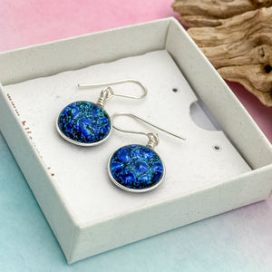 Boucles d'oreilles pendante en verre dichroïque bleu