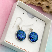 Charger l&#39;image dans la galerie, Boucles d&#39;oreilles pendante en verre dichroïque bleu
