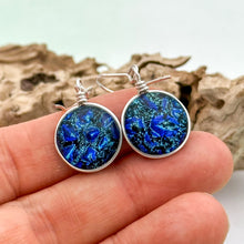 Charger l&#39;image dans la galerie, Boucles d&#39;oreilles pendante en verre dichroïque bleu
