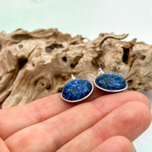 Charger l&#39;image dans la galerie, Boucles d&#39;oreilles pendante en verre dichroïque bleu
