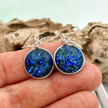 Charger l&#39;image dans la galerie, Boucles d&#39;oreilles pendante en verre dichroïque bleu
