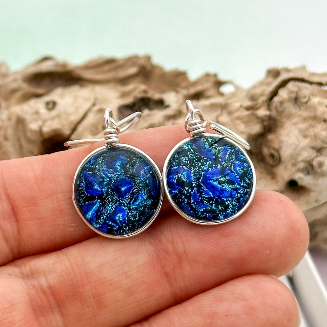 Boucles d'oreilles pendante en verre dichroïque bleu