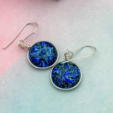 Charger l&#39;image dans la galerie, Boucles d&#39;oreilles pendante en verre dichroïque bleu

