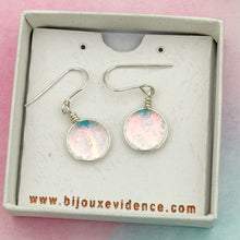 Charger l&#39;image dans la galerie, Boucles d&#39;oreilles pendantes en verre dichroïque transparent rouge
