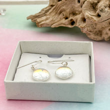 Charger l&#39;image dans la galerie, Boucles d&#39;oreilles pendantes en verre dichroïque transparent rouge
