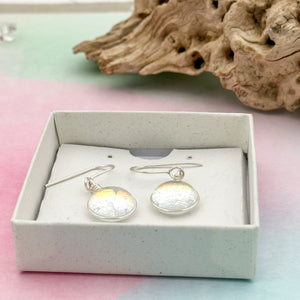 Boucles d'oreilles pendantes en verre dichroïque transparent rouge