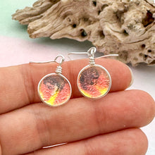 Charger l&#39;image dans la galerie, Boucles d&#39;oreilles pendantes en verre dichroïque transparent rouge
