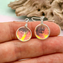 Charger l&#39;image dans la galerie, Boucles d&#39;oreilles pendantes en verre dichroïque transparent rouge
